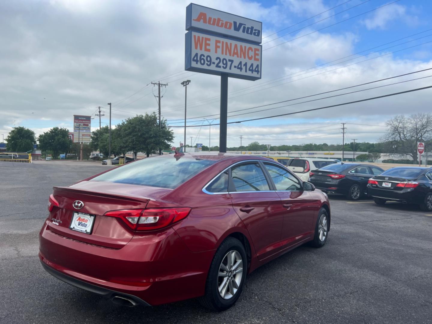 2015 RED Hyundai Sonata ECO (5NPE24AF8FH) with an 1.6L L4 DOHC 16V engine, 7-Speed Automatic transmission, located at 420 I-35E, Lancaster, TX, 75146, (469) 297-4144, 32.593929, -96.823685 - Photo#6